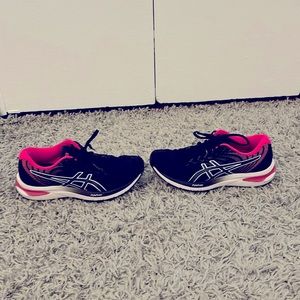 Asics womens running shoe. In great shape, worn only a few times. Size 9